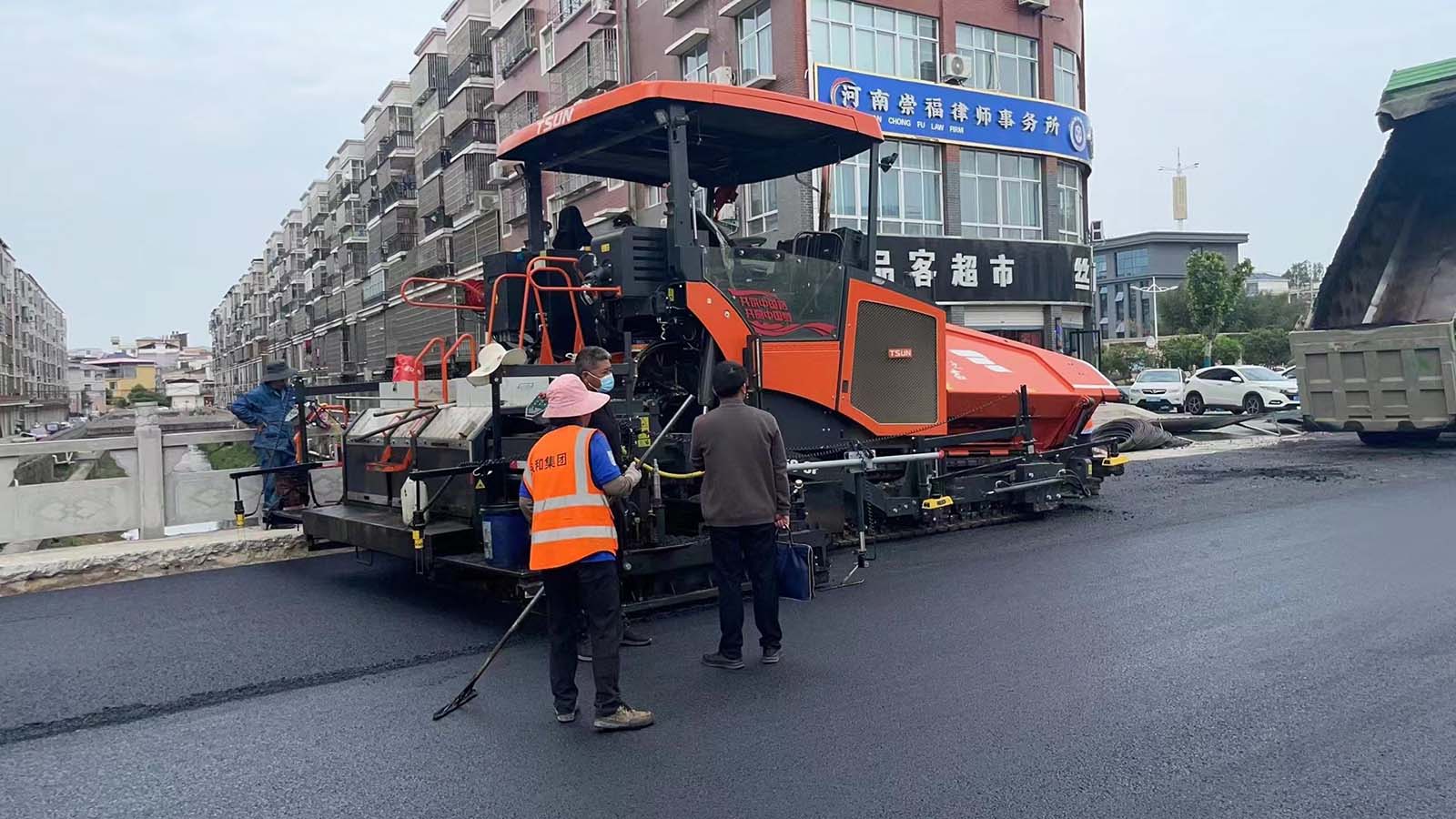 集團董事長孔德穩(wěn)五一節(jié)前開展安全生產(chǎn)檢查并慰問一線員工